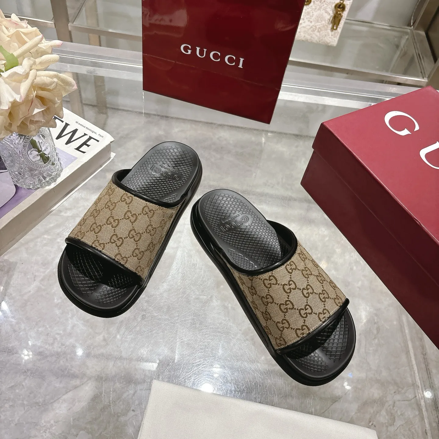 p400🐮🐮New summer men's slip-on slippers. Inspired by the summer spirit and beach clubs of the Italian coast, this piece is part of Gucci Lido. The Pre-Fall collection reinterprets the brand's signature elements and sophisticated patterns in a contemporary way. Made from black rubber, these flat sandals feature a slip-on design that reinterprets the brand's distinctive green and red web design. GG Classic Upper Men's Molded Rubber Footbed Gucci Logo Flat Made in Italy Size: Men's 40 to 47,